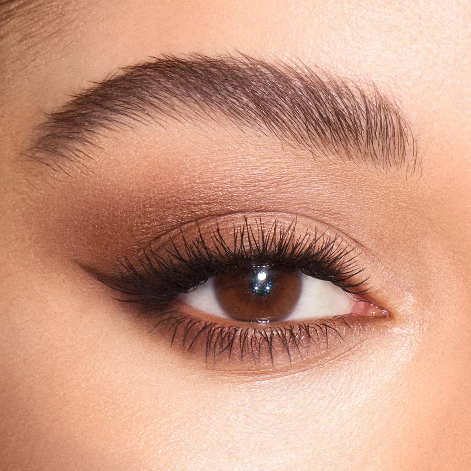 Палетка теней для век Charlotte Tilbury Luxury Palette Eyeshadow - палетка с мерцающими, металлическими и матовыми сатиновыми оттенками, содержащая 4 взаимодополняющих оттенка., The Sophisticate - cream, tan, taupe and chocolate — фото 3