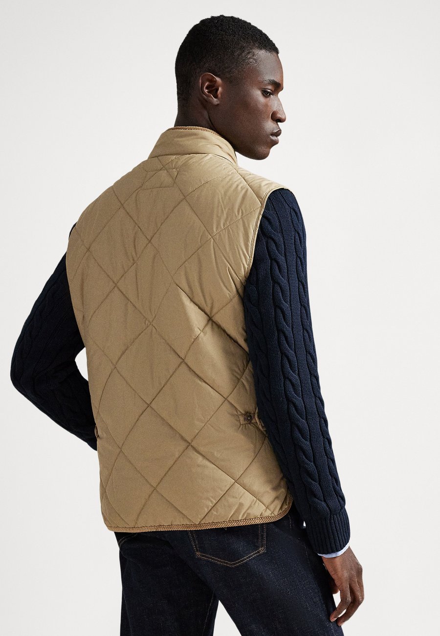 Куртка Polo Ralph Lauren THE HURSTON QUILTED UTILITY VEST, Desert Khaki/Khaki — фото 2