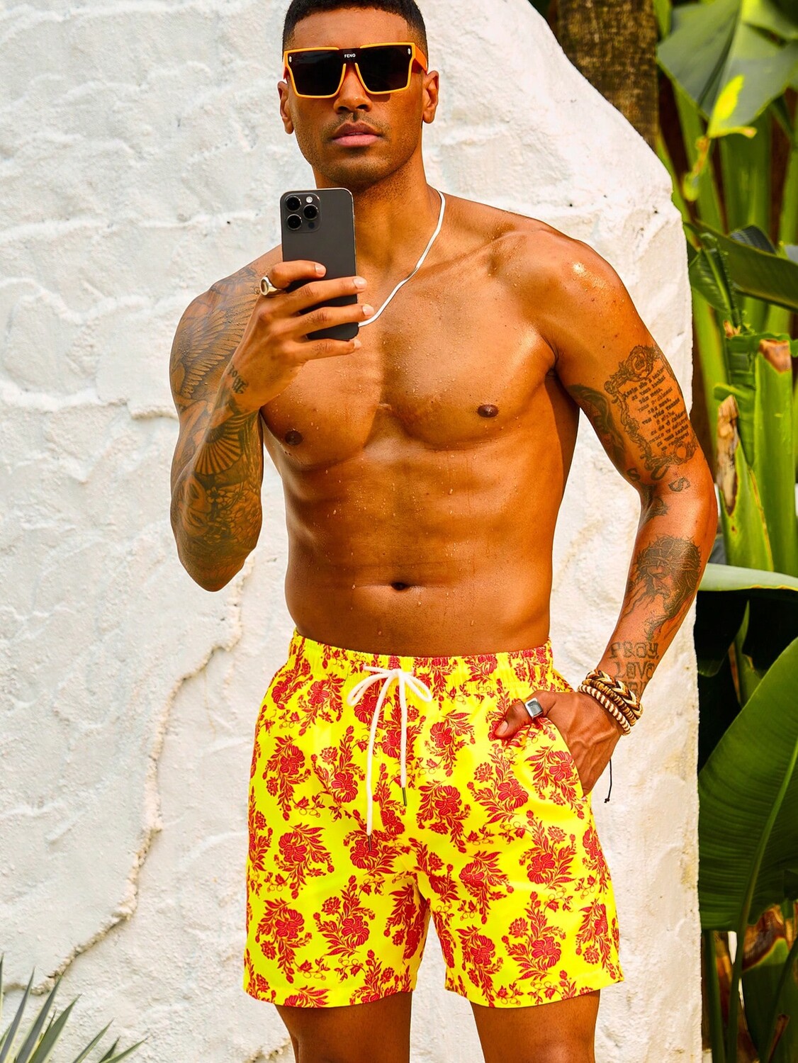 

Мужские пляжные шорты Manfinity Swimmode с цветочным узором, красный цвет