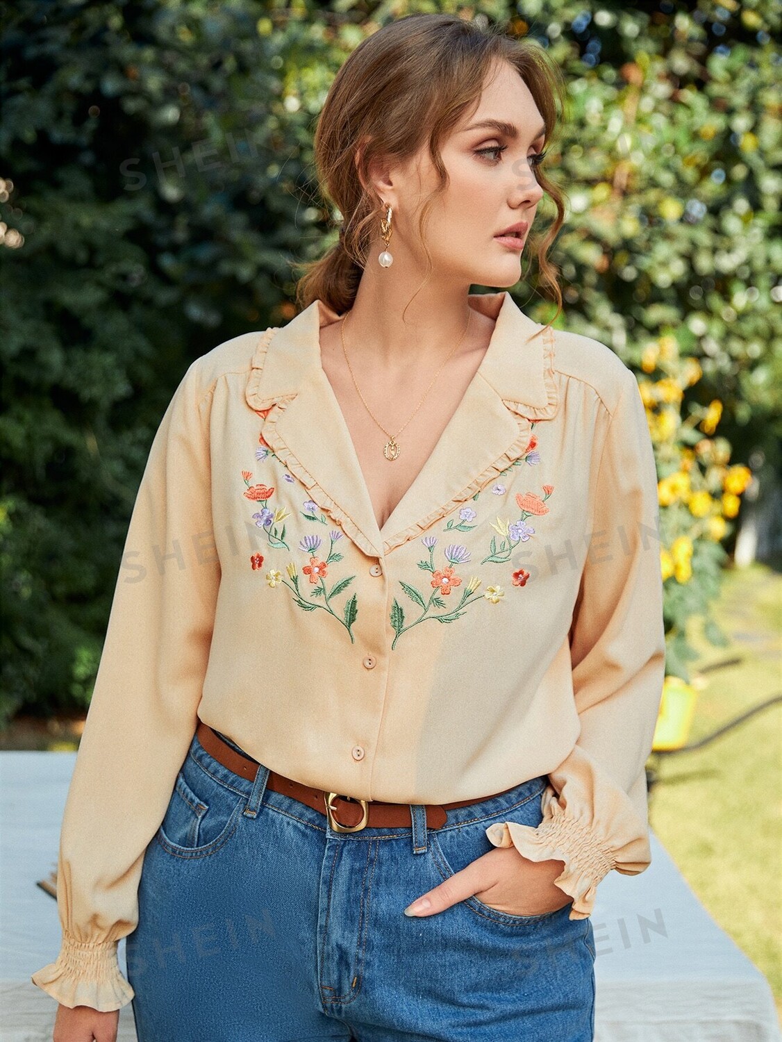 

Frenchy, Топ больших размеров, цветочная вышивка, края с рюшами Shein, абрикосовый