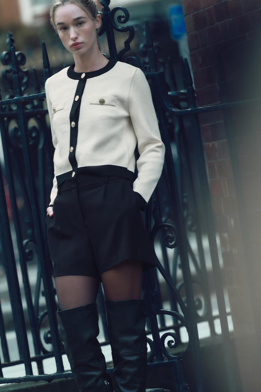 

Вязаная куртка с золотыми пуговицами ZARA, экрю/черный
