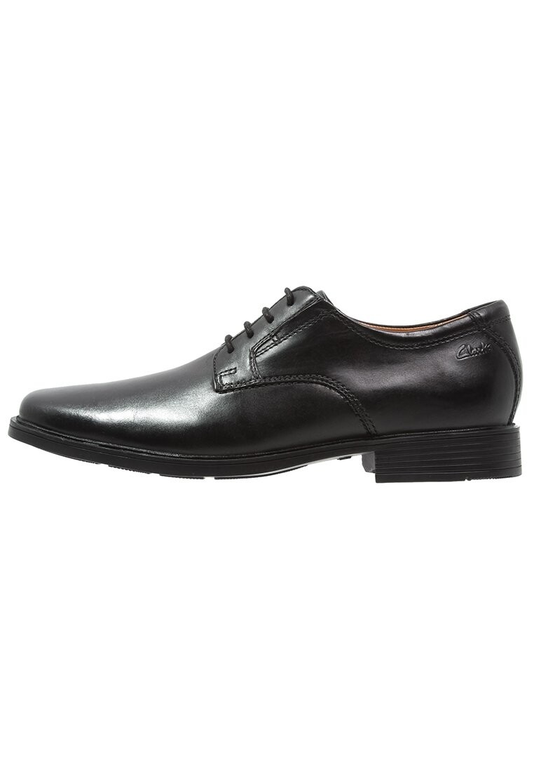 

На шнуровке Tilden Plain Clarks, черный