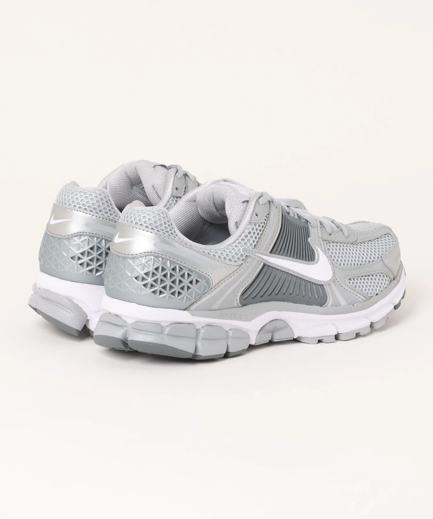 Мужские кроссовки NIKE ZOOM VOMERO 5 серые — фото 4