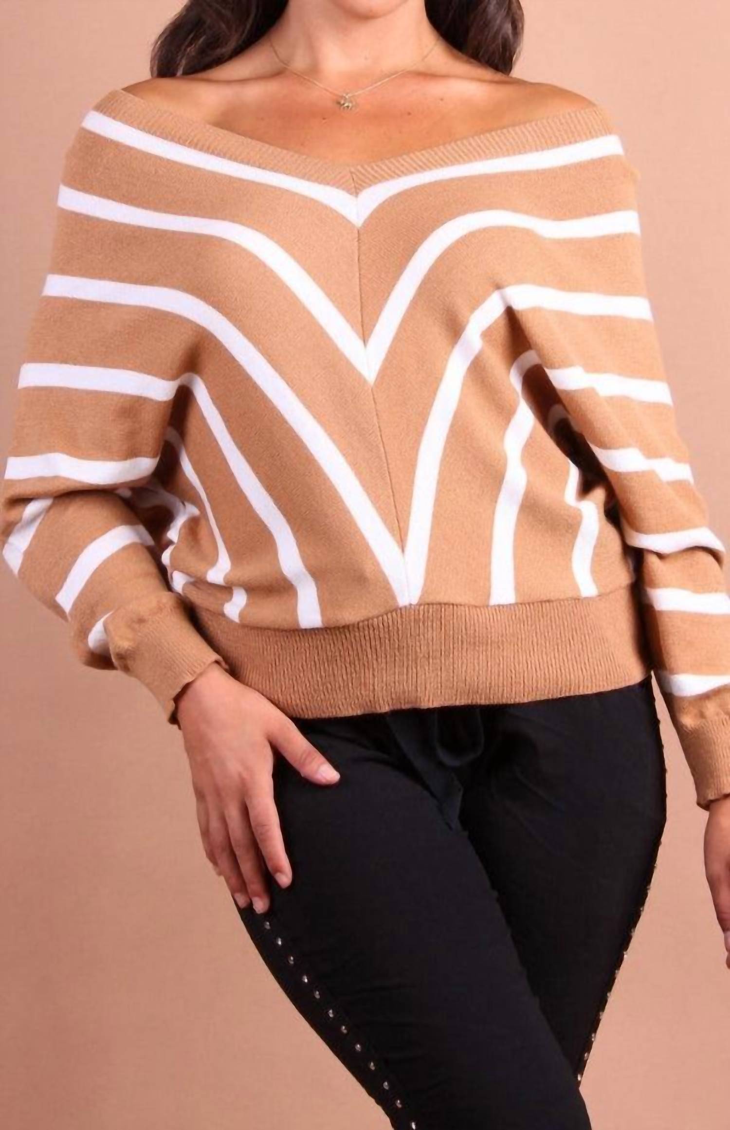 

Свитер с шевронным принтом «летучая мышь» цвета «кэмел» Gigi Moda, коричневый