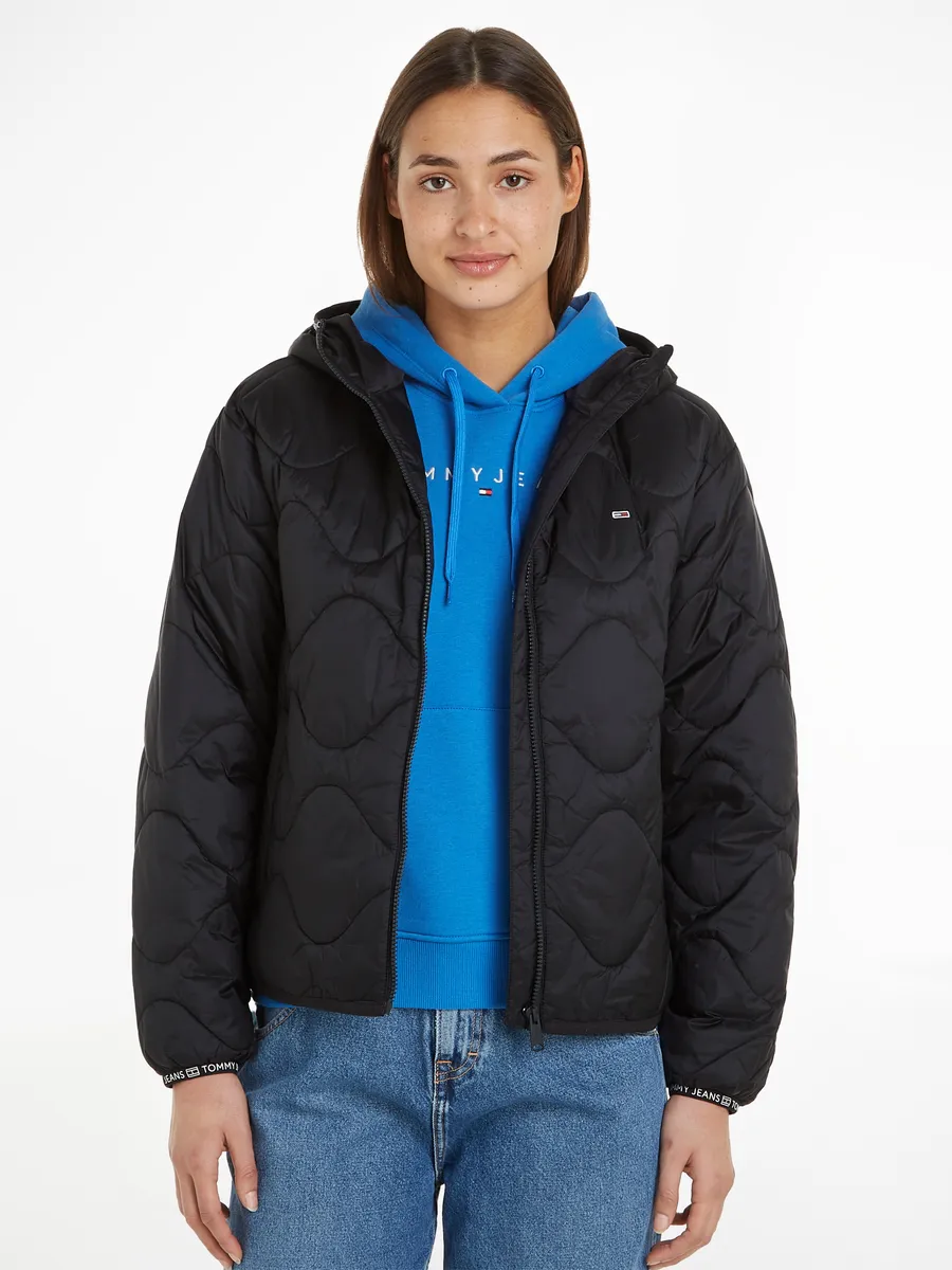 

Стеганая куртка Tommy Jeans Curve "TJW QUILTED TAPE HOOD PUFFER EXT", с капюшоном, с вышивкой логотипа, черный