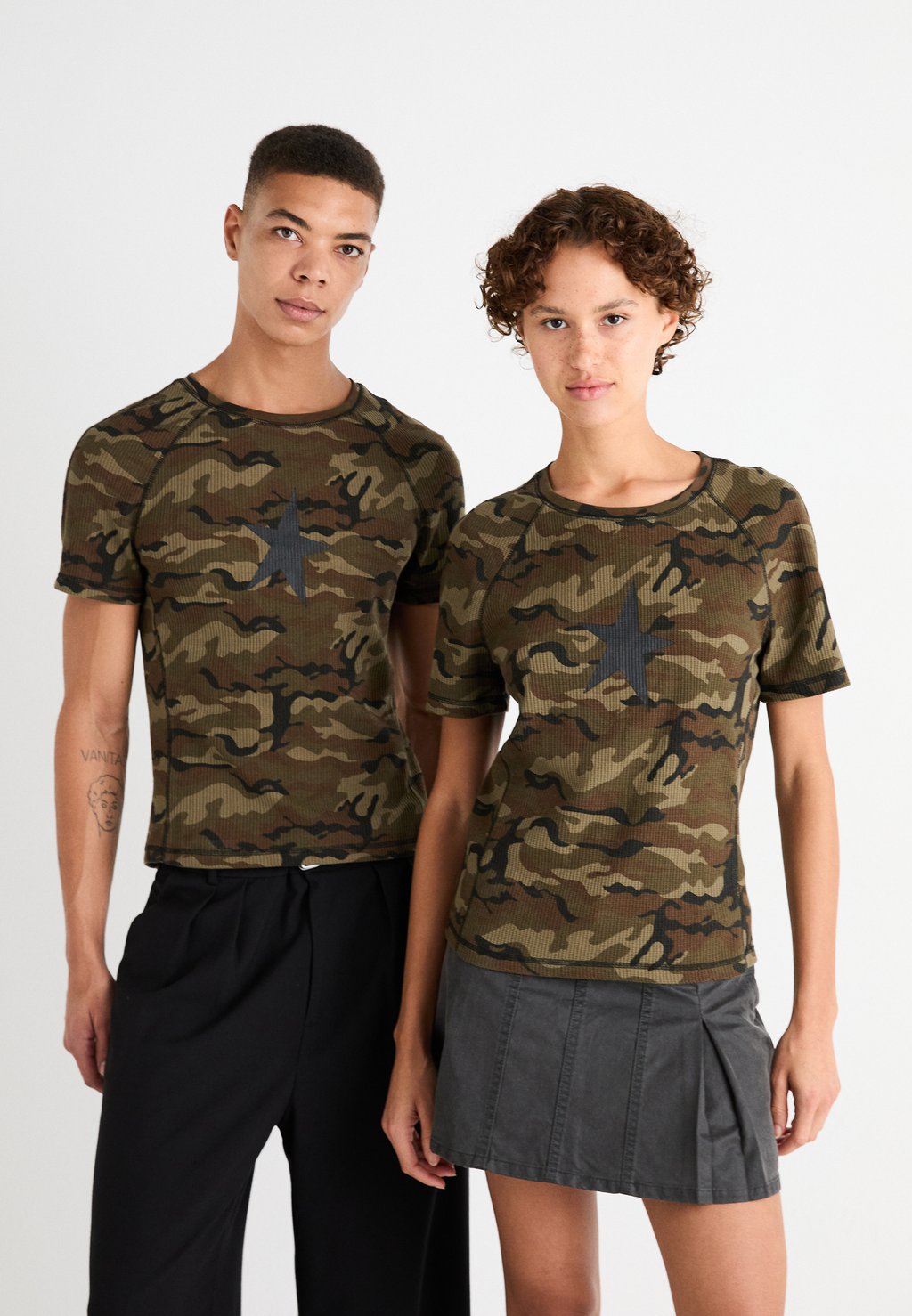 

Футболка с принтом CAMO STARSTRUCK TEE UNISEX Jaded London, коричневый