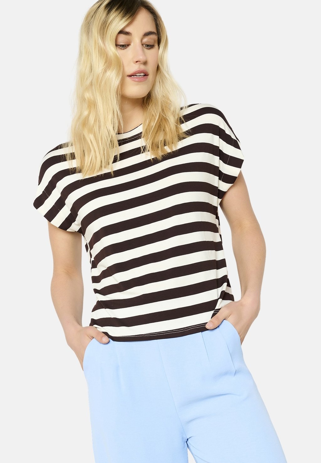 

Футболка с принтом FLOWY STRIPED LolaLiza, коричневый