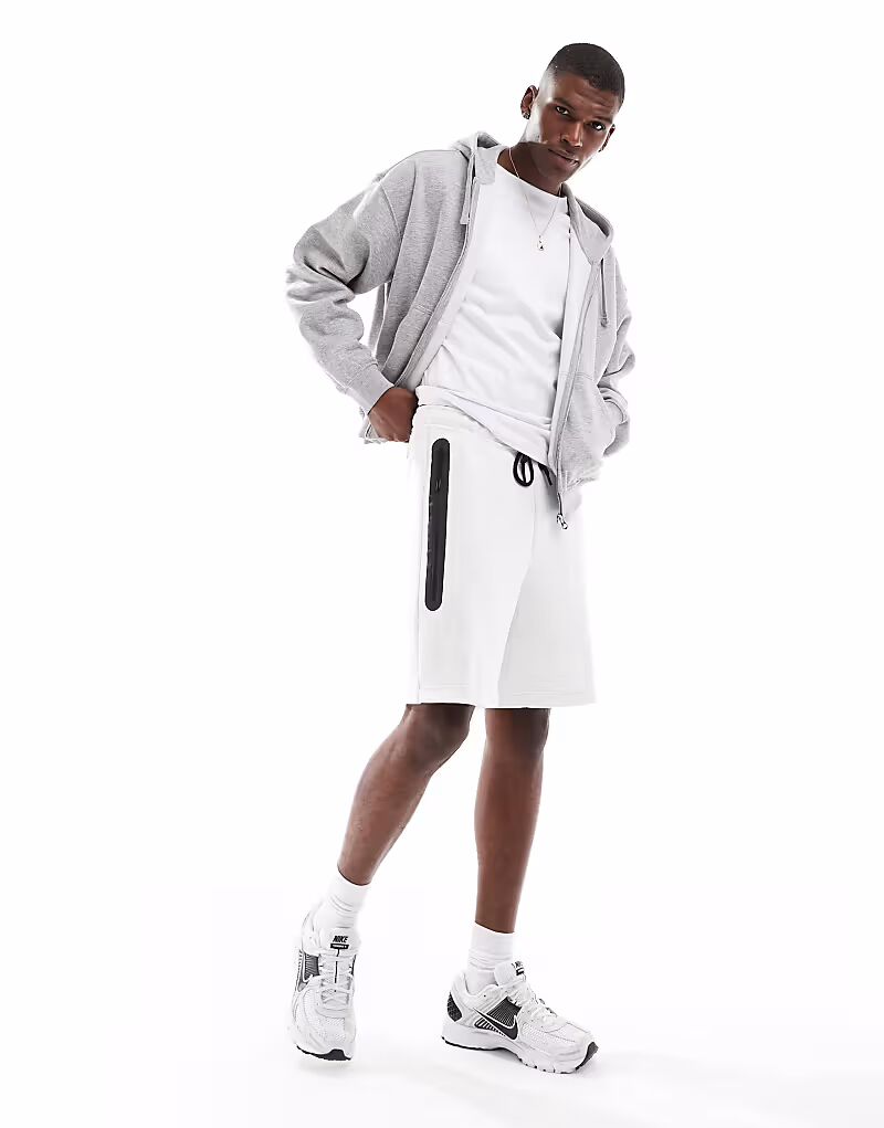 

Шорты из флиса Nike Club Tech белого цвета