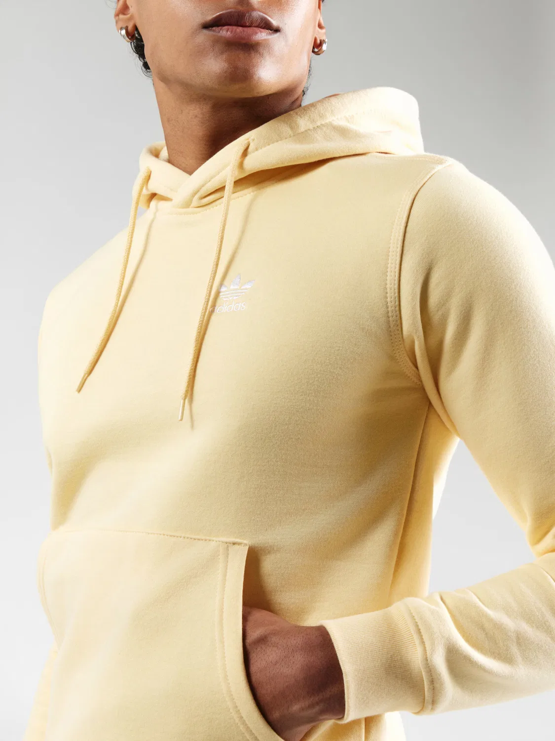Толстовка Adidas Originals Essentials светло-желтого цвета — фото 2