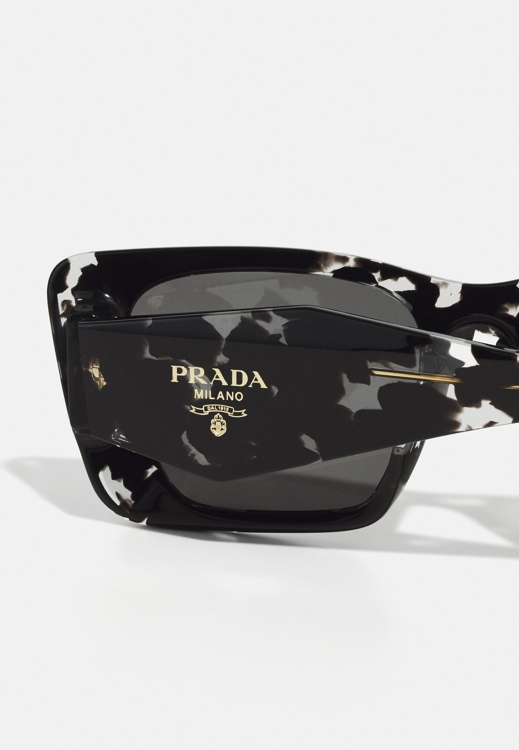 

Солнцезащитные очки Prada, черный