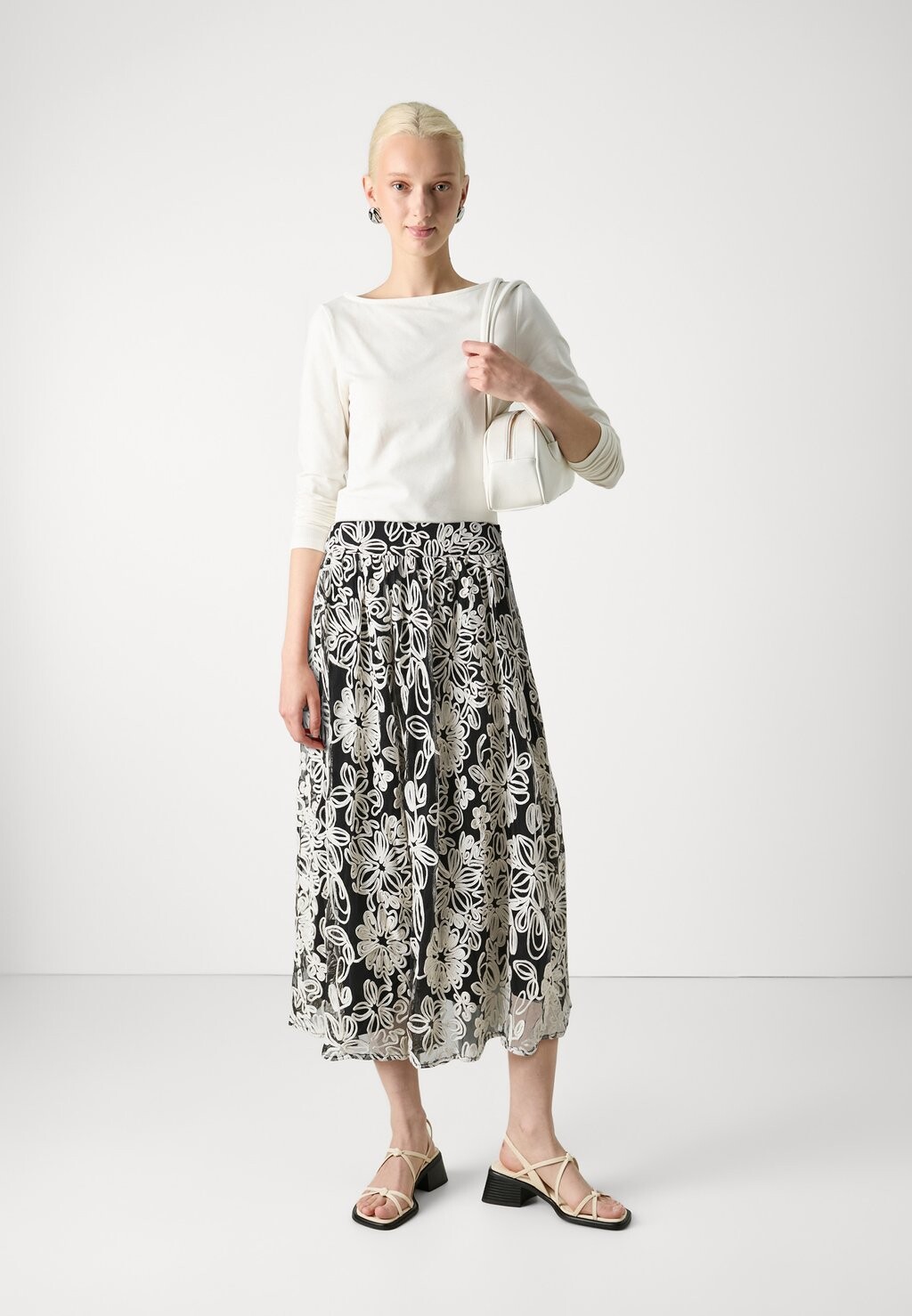 

Широкая юбка в сборку VIKALA MIDI SKIRT VILA ROUGE, черный