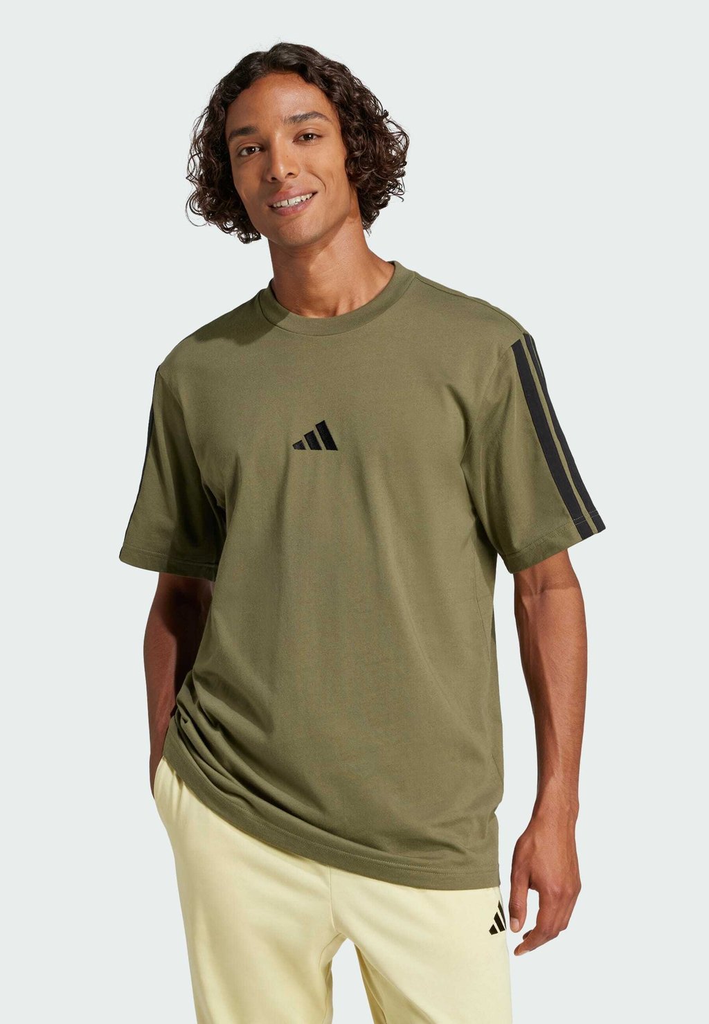 

Футболка с принтом adidas Sportswear, оливковый
