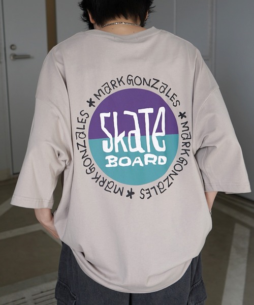 

Футболка унисекс оверсайз с принтом и вышивкой Mark Gonzales, бежевый