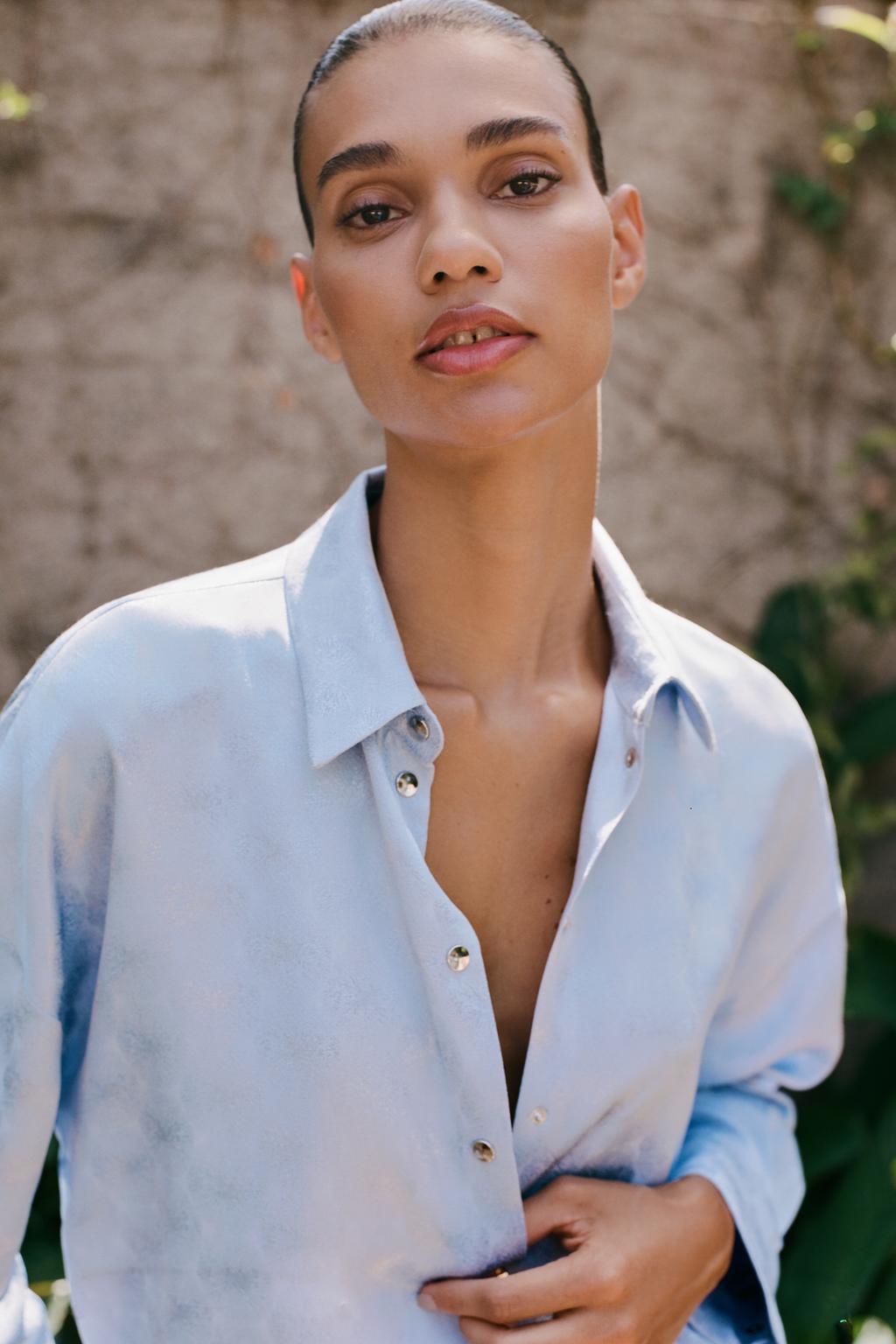 

Струящаяся жаккардовая рубашка ZARA, небесно-синий