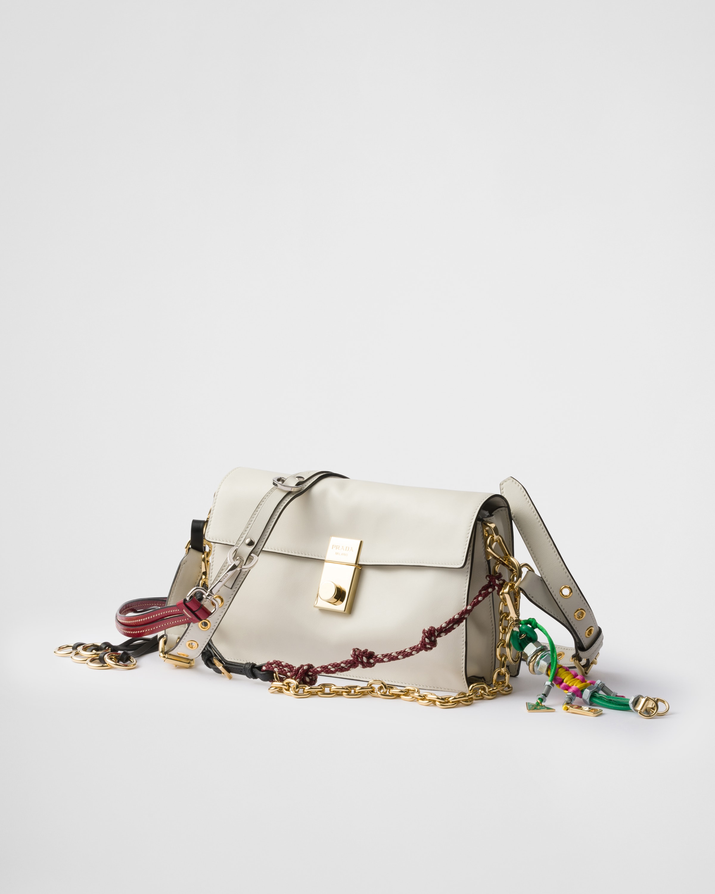 Малая кожаная сумка Prada Soft Sound с подвесками Prada, белая — фото 3