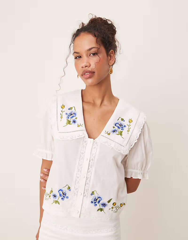 

Белая рубашка ASOS DESIGN с вышитым воротником и короткими рукавами