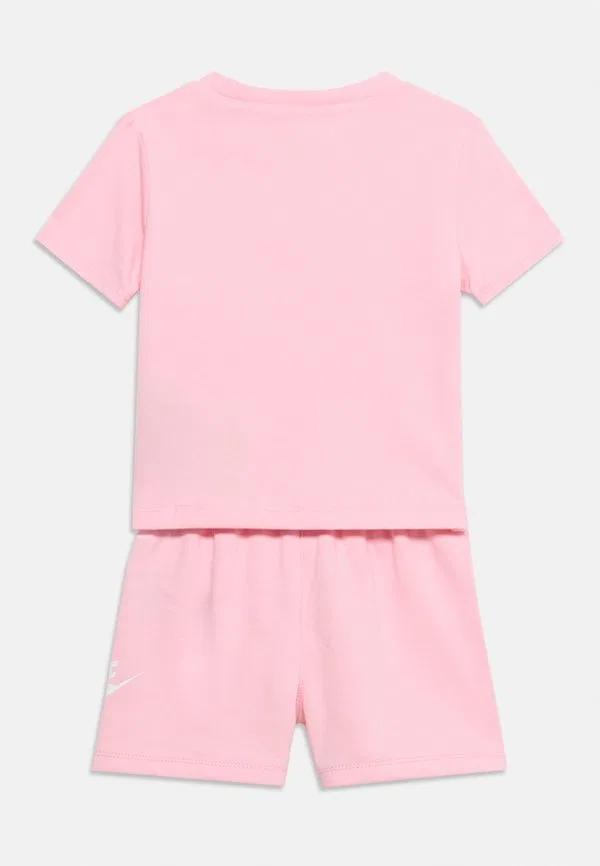 Футболка с клубным принтом Nike Sportswear, Medium Soft Pink — фото 4