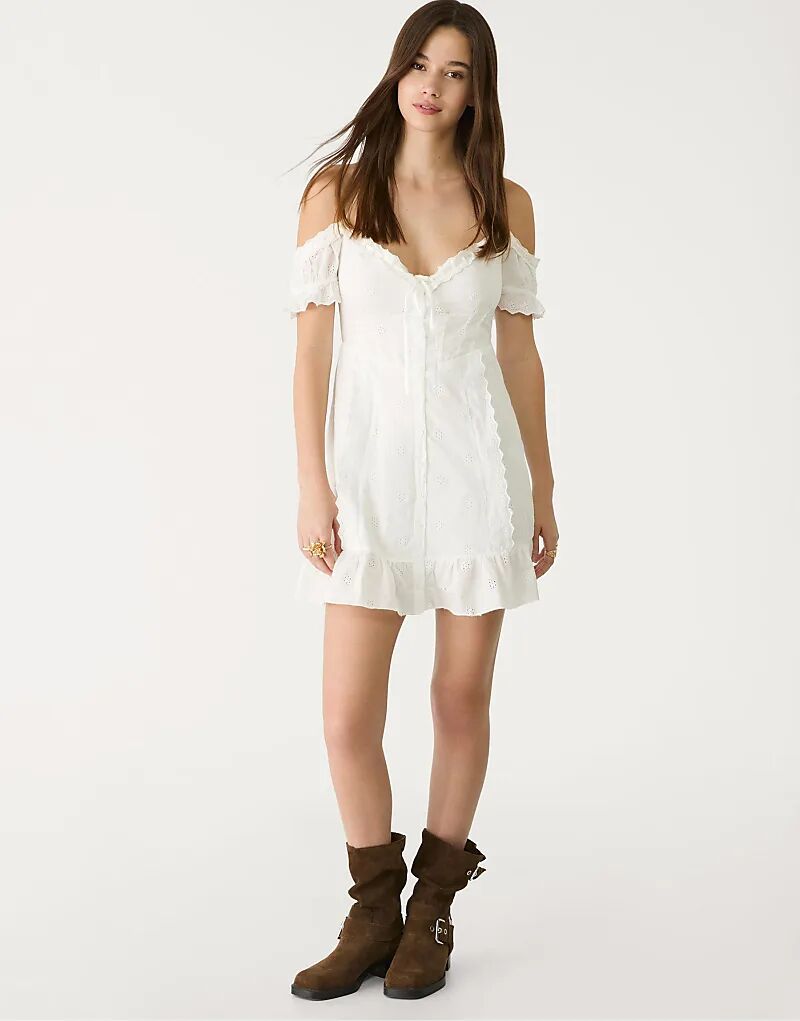 

Stradivarius Короткое струящееся вышитое платье белого цвета