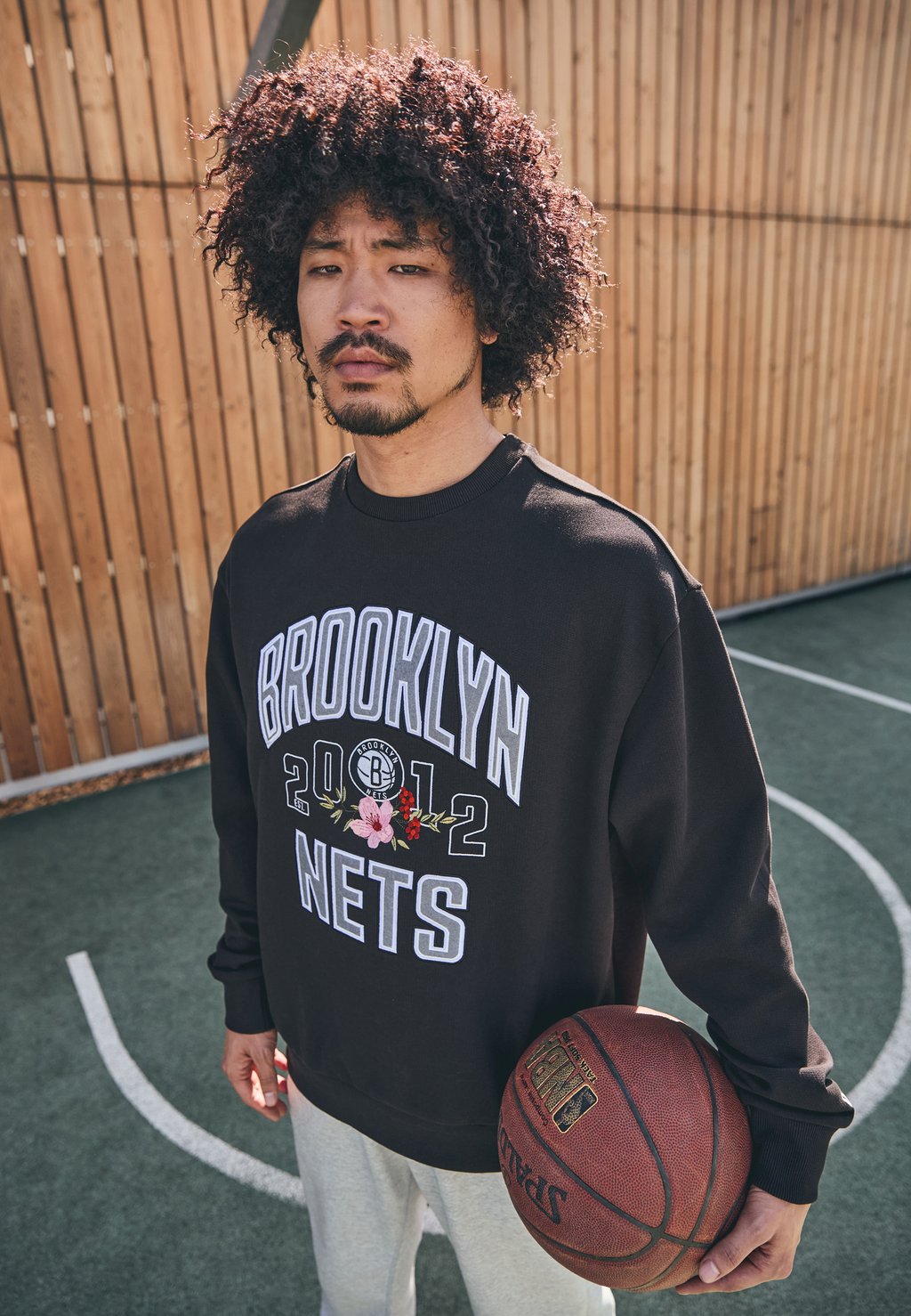 

Толстовка NBA BROOKLYN NETS FLORAL OVERSIZED CREW - Club wear New Era, черный