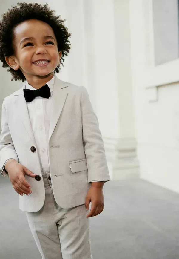 Костюм Next, модель Blazer, shirt, trousers & bow tie set regular fit suit, нейтральный — фото 2