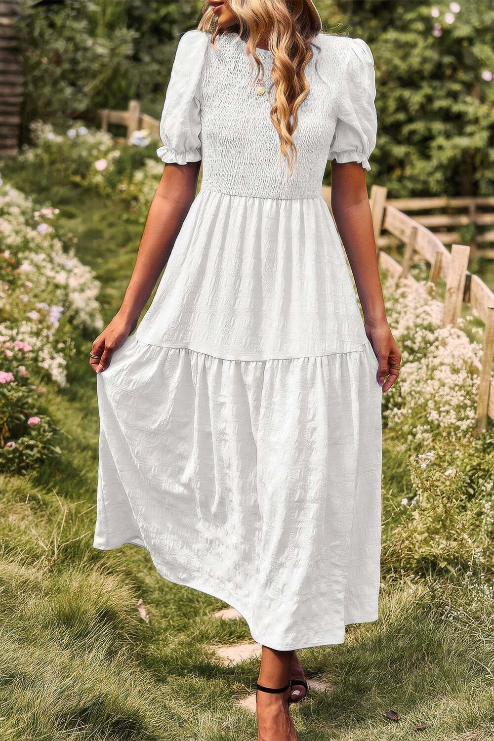 

Плиссированное платье-трапеция с ярусами и короткими пышными рукавами TRUEDAMES, белый