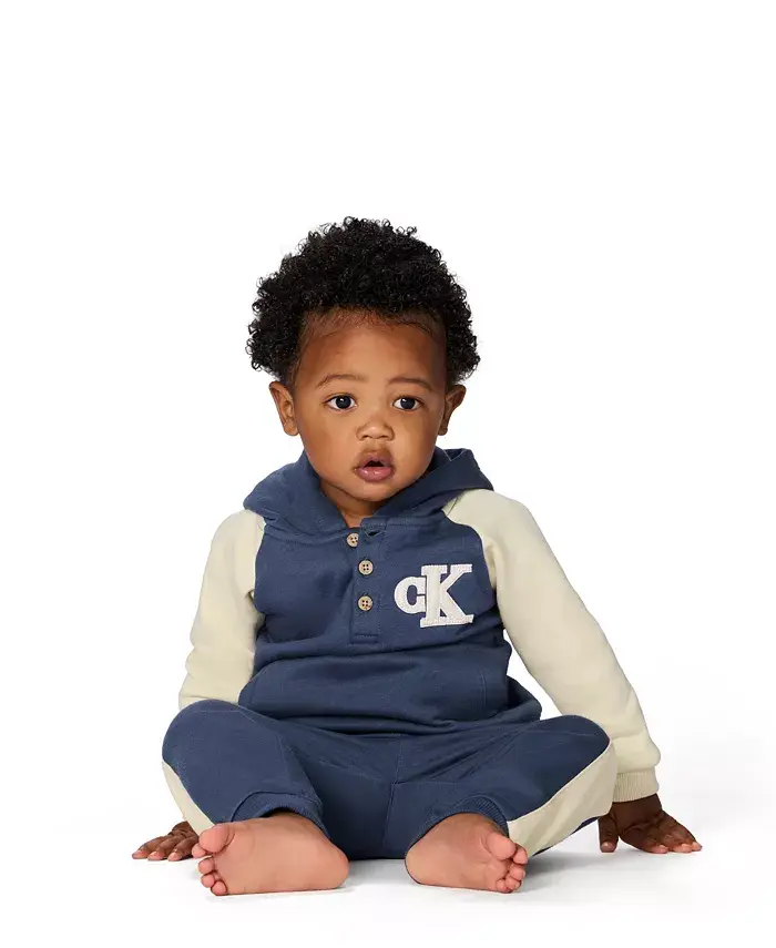 

Детский комплект для мальчиков из двух предметов: худи и брюки-джоггеры с цветными блоками и логотипом из флиса Calvin Klein, синий