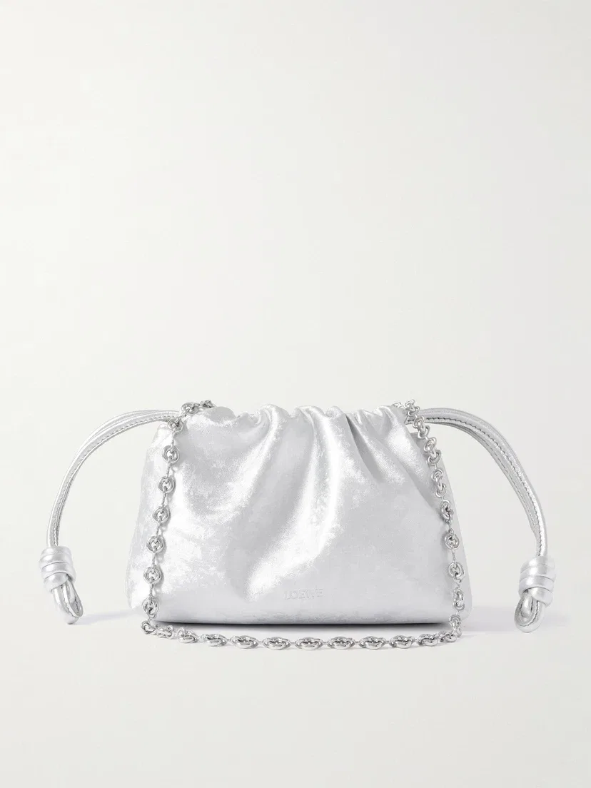 Мини-клатч Flamenco из металлизированной кожи LOEWE, серебряный