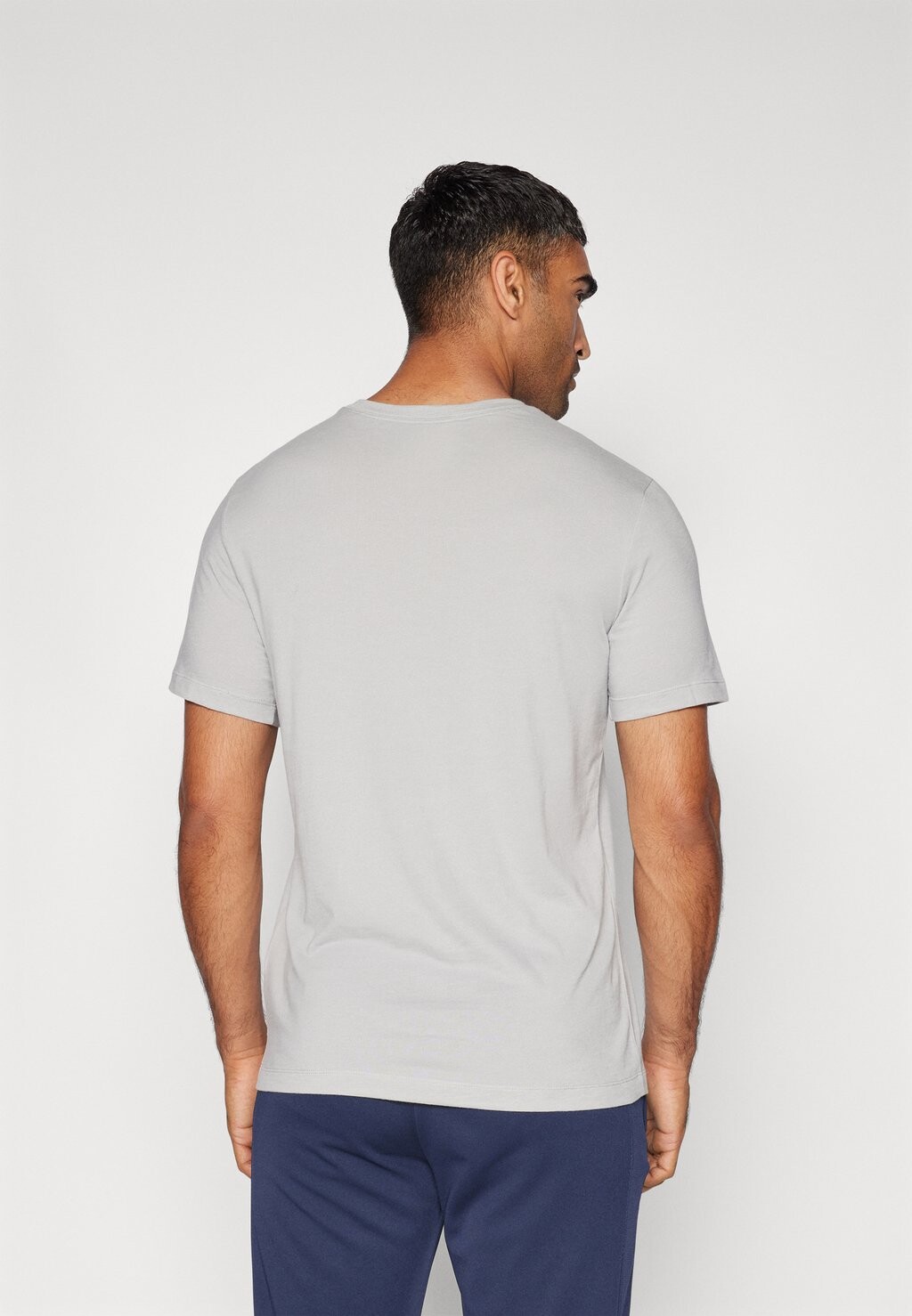

Спортивная футболка TEE Nike, серый