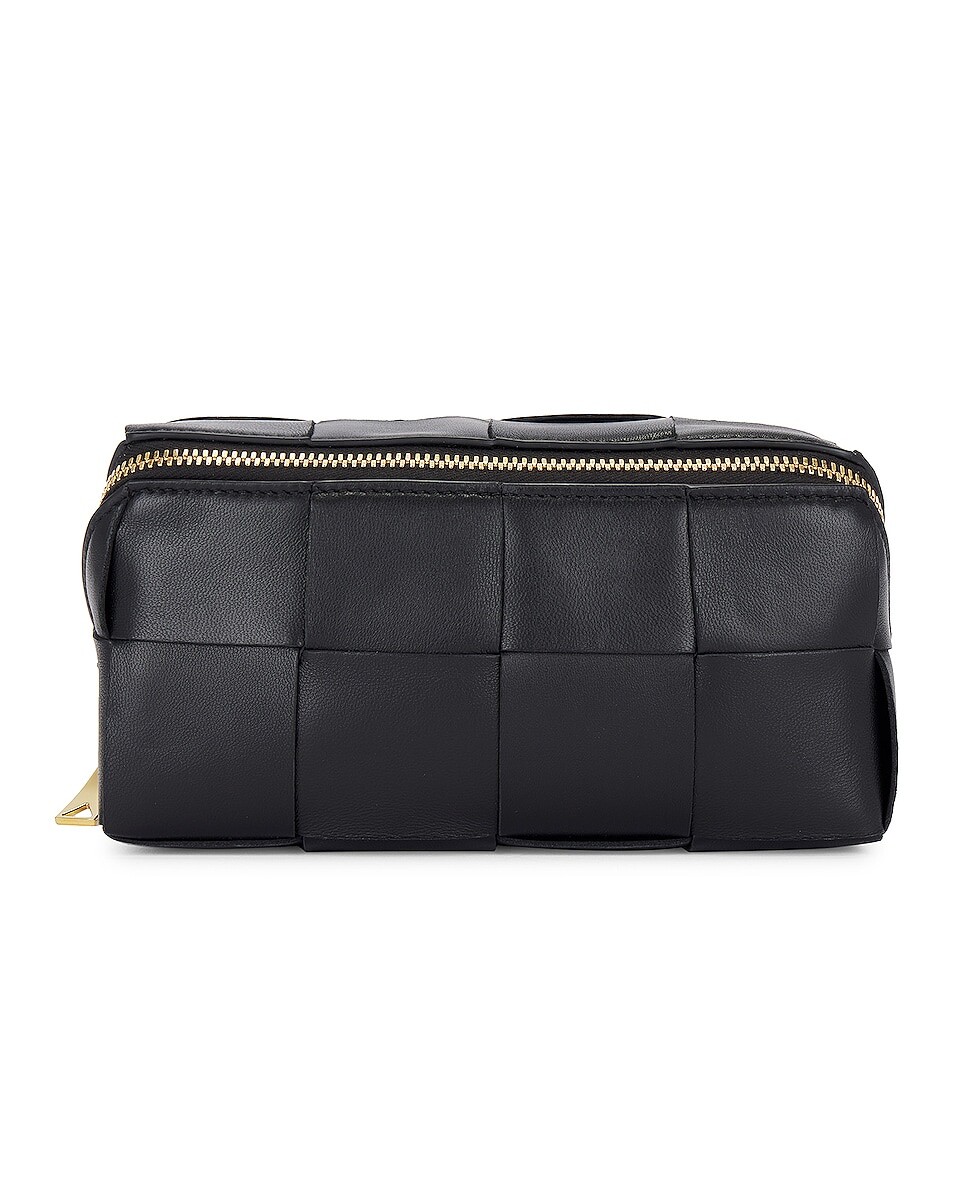 

Сумка-клатч Bottega Veneta Cassette Beauty Case, цвет Black & Gold