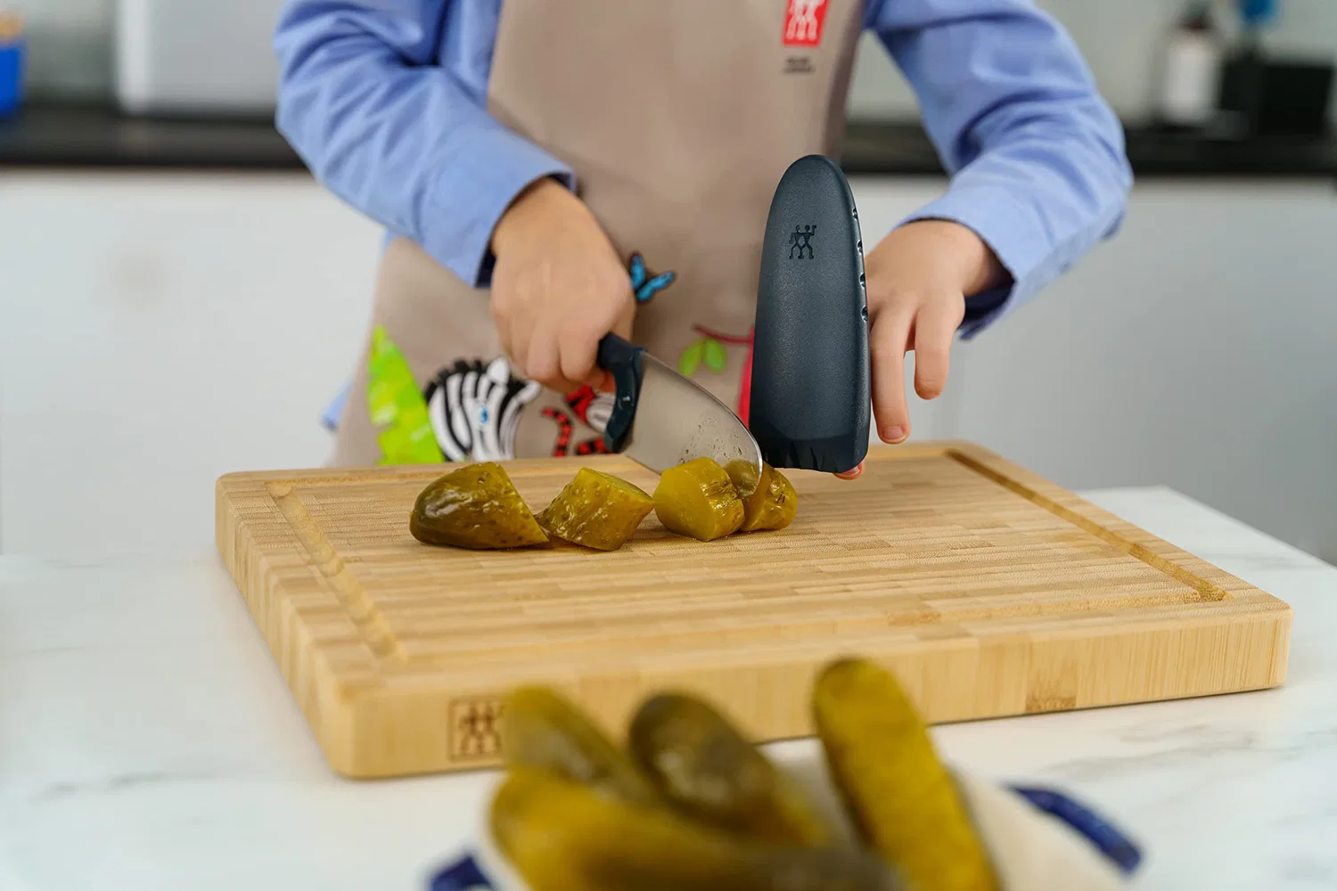 Детский кухонный нож ZWILLING TWINNY для начинающих с закругленным кончиком 10 см, синий — фото 4