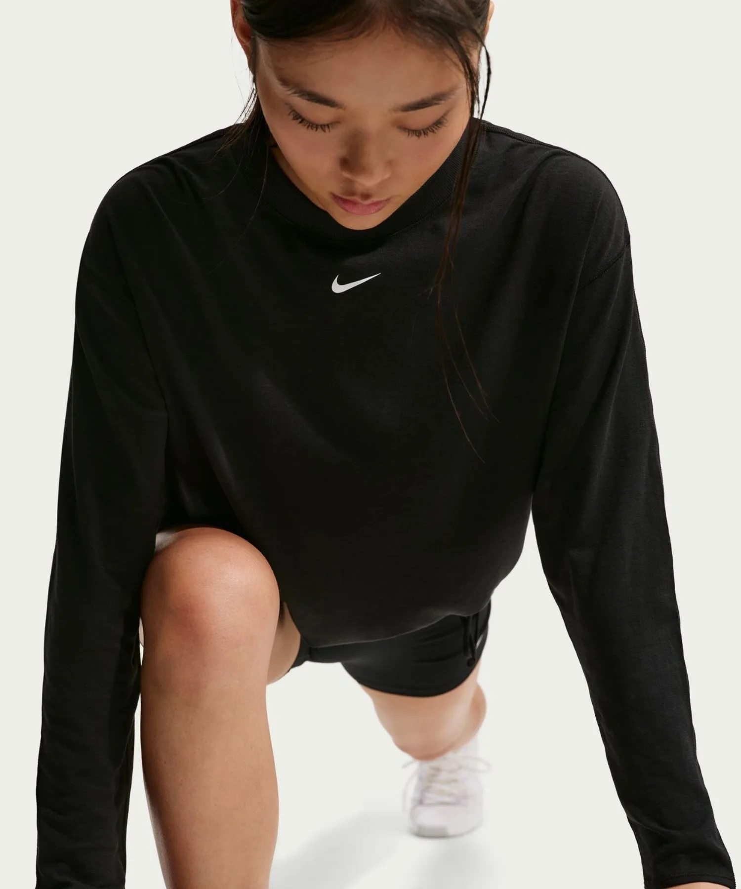 Женский топ с длинным рукавом Nike ONE RELAXED DF LS черный — фото 2