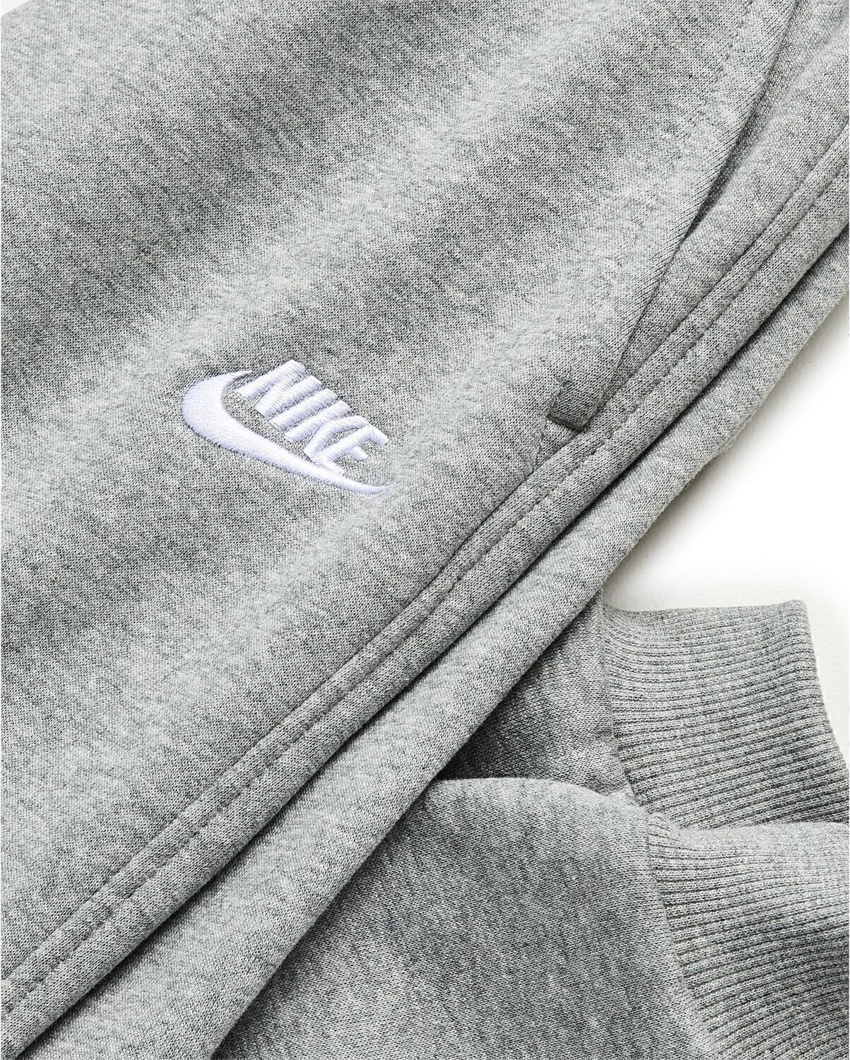 Брюки Nike Kids Sportswear Club Fleece Joggers, цвет Dark Grey Heather/Base Grey/White — фото 3