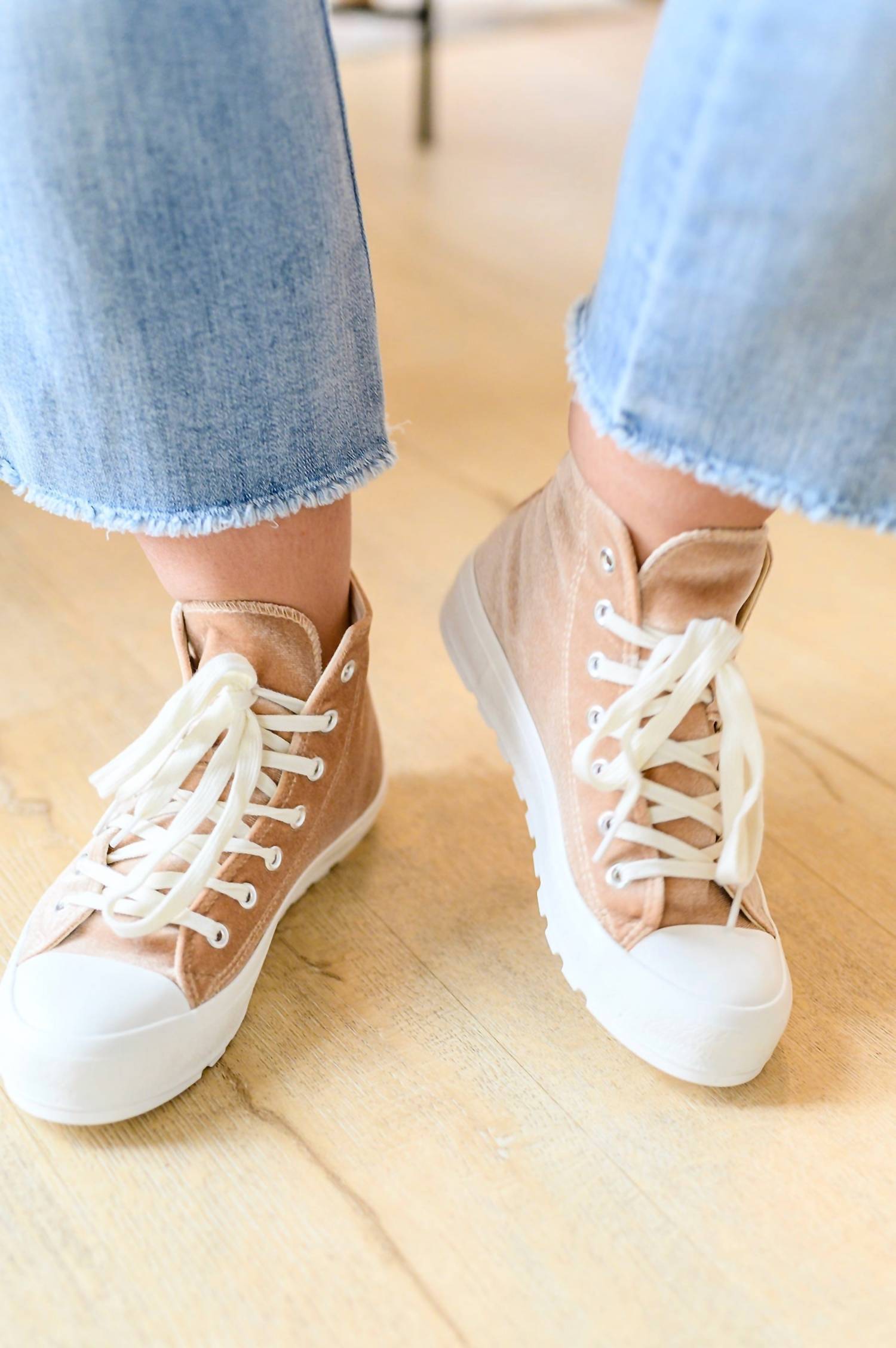 Высокие кроссовки Run Me Down Velvet в цвете Tan Corkys Footwear — фото 4
