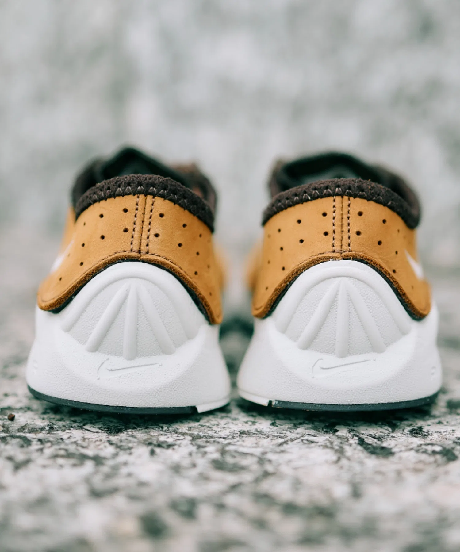 Женские кроссовки NIKE AIR SUPERFLY HQ7955-201 бежевые — фото 3