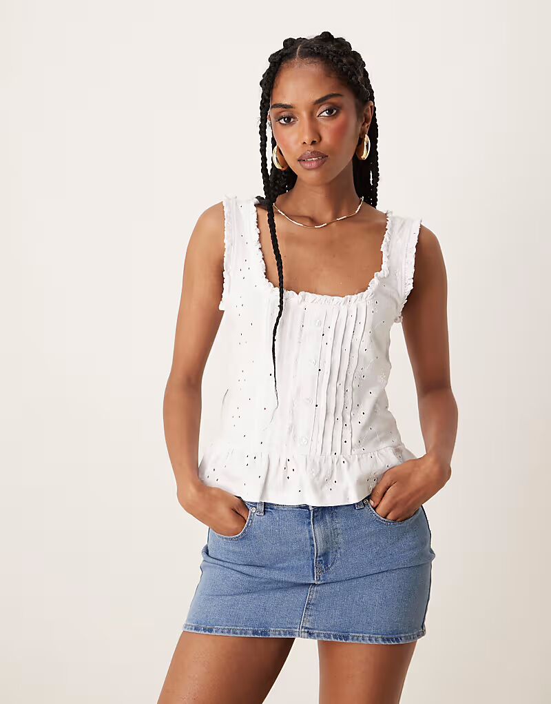 

Топ ASOS DESIGN с оборкой и застежкой на пуговицы белого цвета