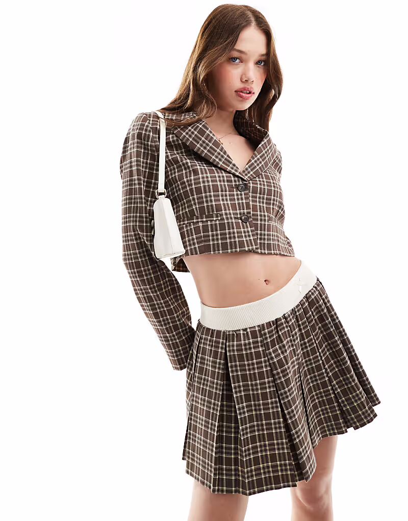 

Укороченный блейзер в коричневую клетку Miss Selfridge