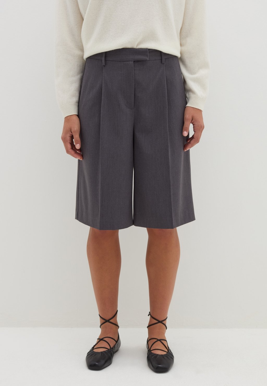 

Шорты BERMUDA WITH PLEATS Stefanel, серый