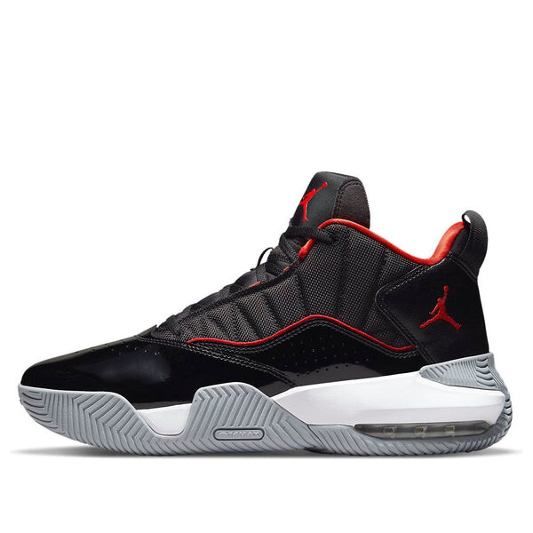 

Кроссовки остаются верными Air Jordan, черный