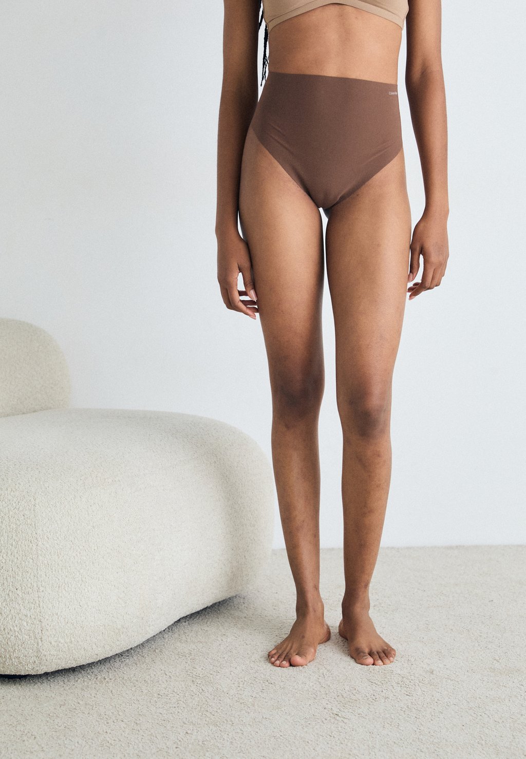 

Стринги SHAPEWEAR SCULPTED FIRM THONG STAY PUT - Shapewear Calvin Klein Underwear, цвет Sunstone