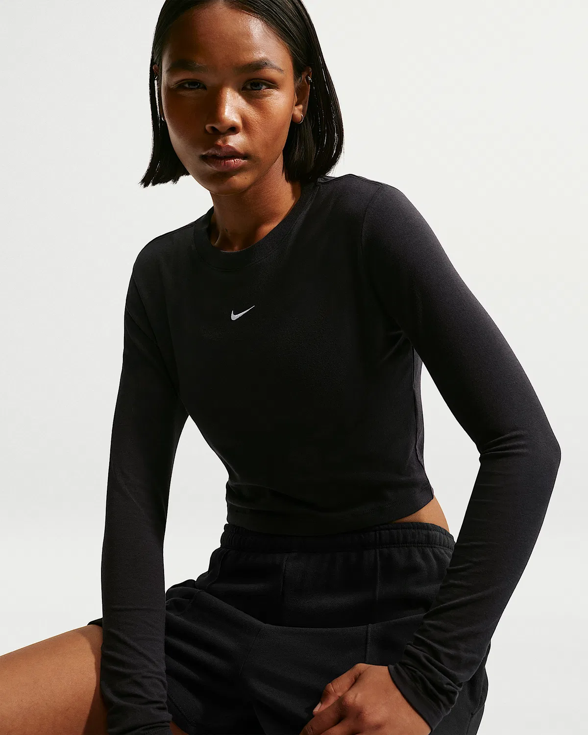 Женский облегающий лонгслив укороченный Nike Sportswear Chill Knit, Black/White — фото 3