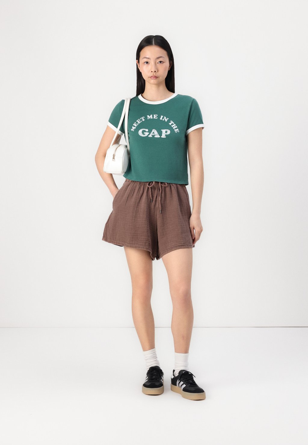 Футболка с принтом LOGO MEET ME CROP CREW GAP, зеленый — фото 2