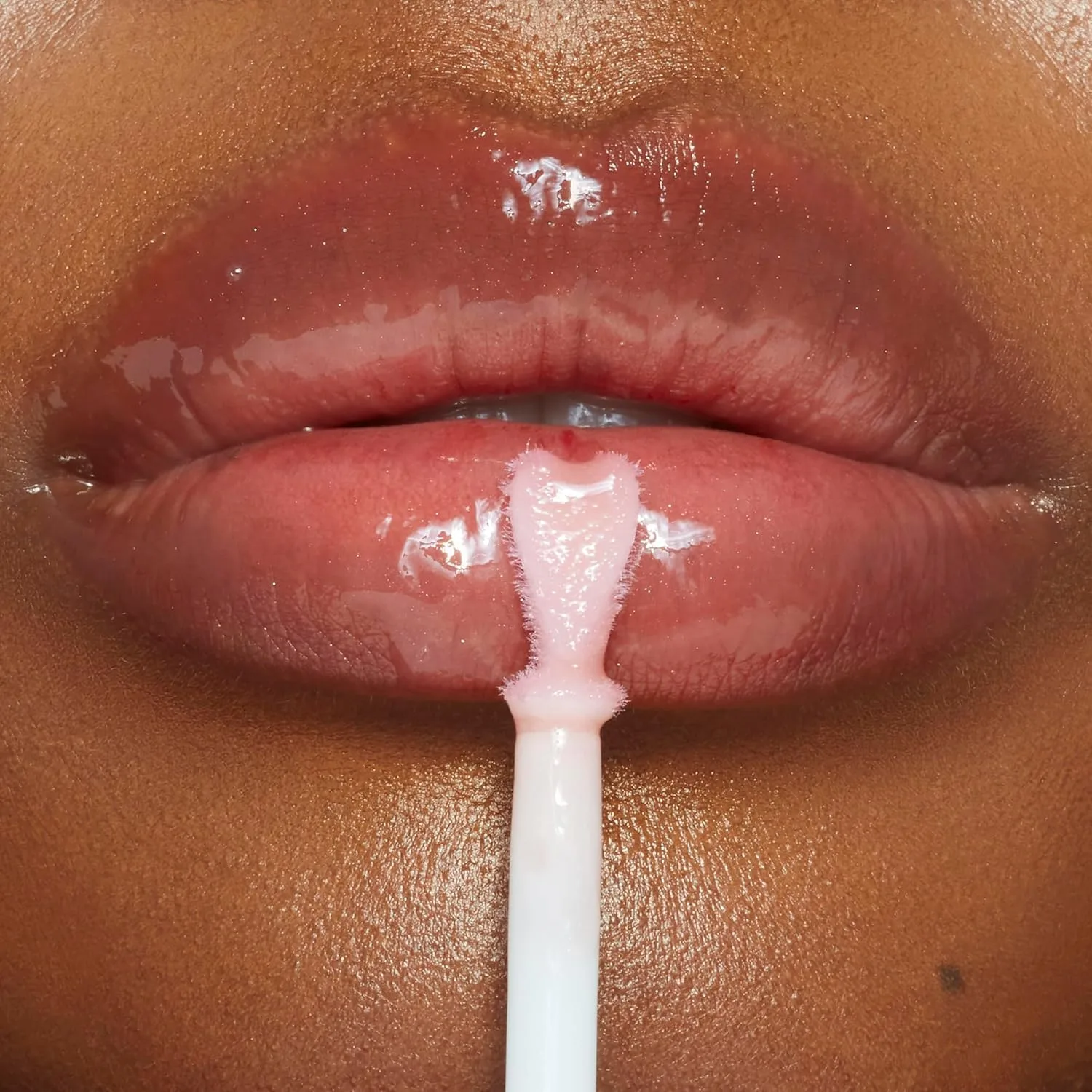 Charlotte Tilbury Collagen Lip Bath - Блеск для губ, придающий им объем и сияние - Формула с ухаживающими компонентами для увлажнения и питания губ, Rose Refresh - sheer pink — фото 4