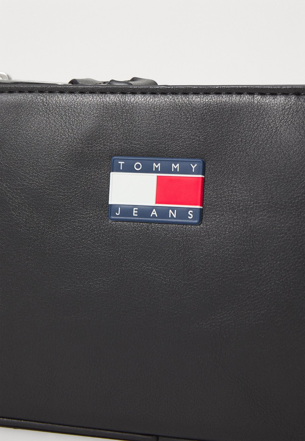

Сумка MUST SHOULDER BAG Tommy Jeans, черный