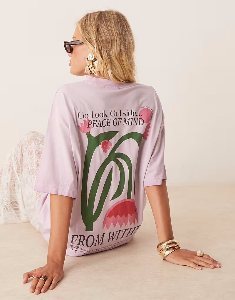 

Футболка бойфренда ASOS DESIGN с цветочным принтом на спине фиолетового цвета