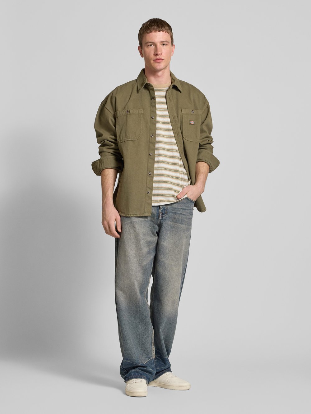 

Футболка с вышитой этикеткой Levi's, оливковый