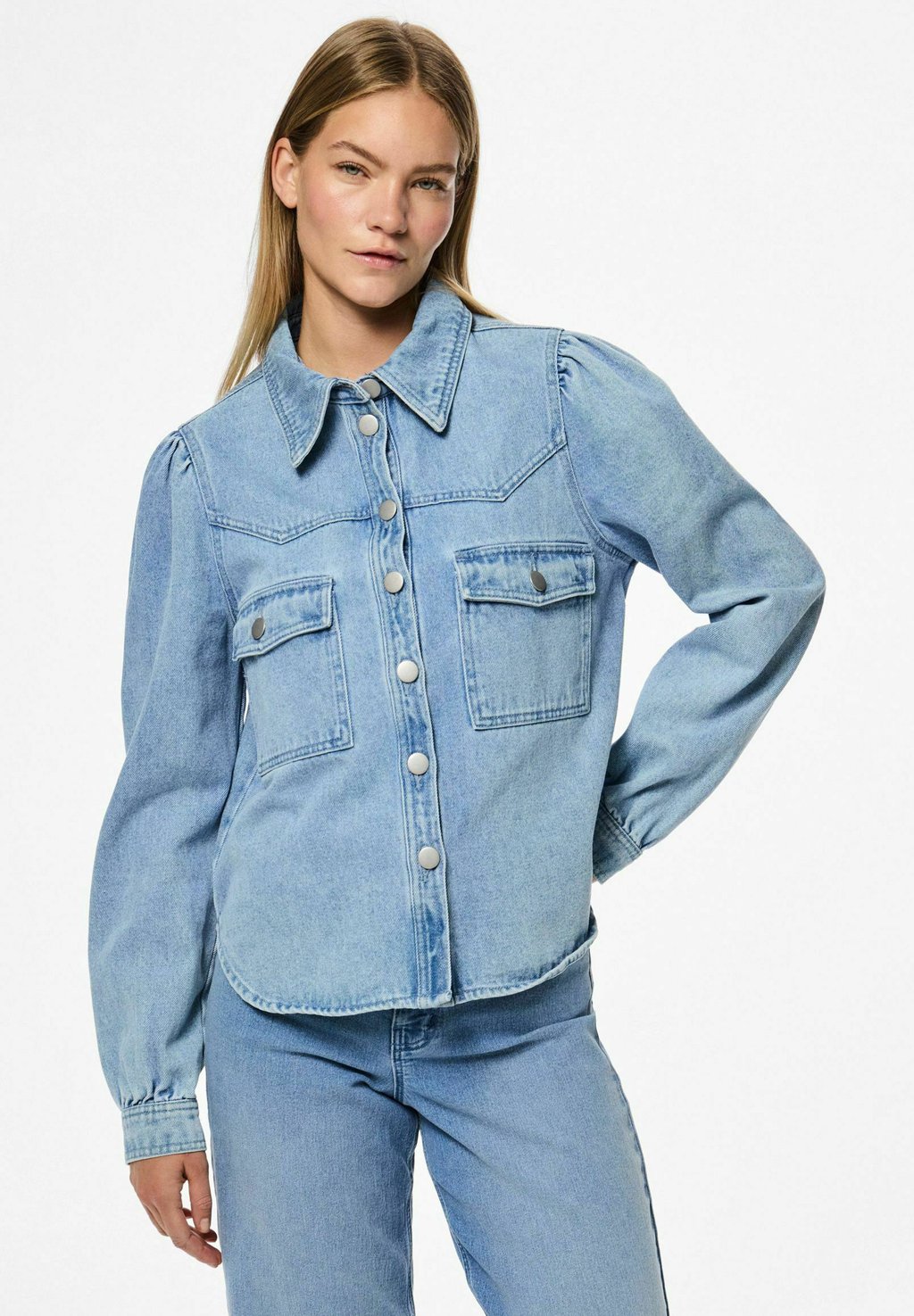 

Блузка на пуговицах SIKA Pieces, цвет Light Blue Denim