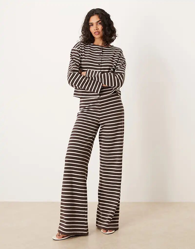 

Широкие брюки-клеш в полоску с начесом ASOS DESIGN шоколадного цвета
