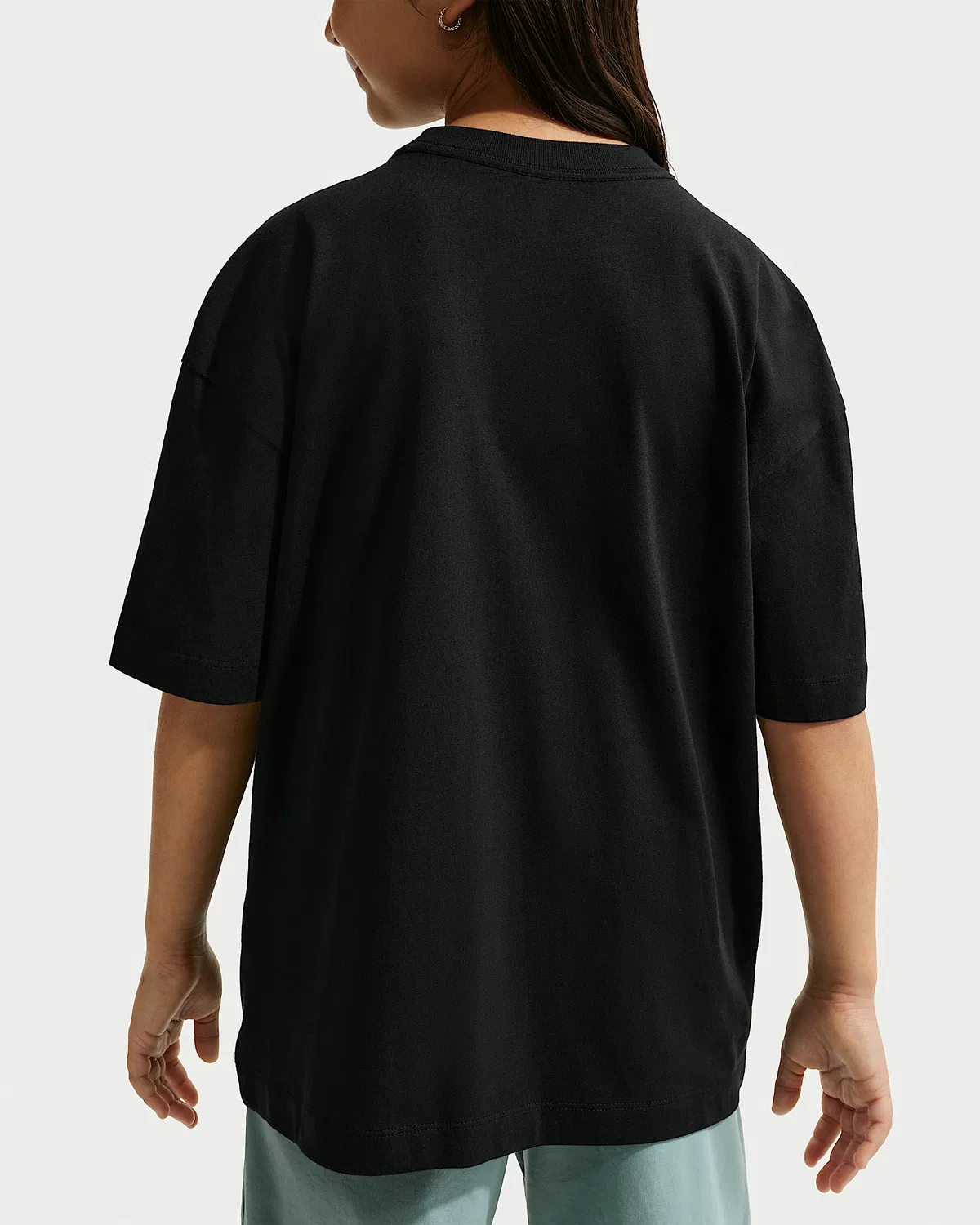 Детская (для девочек) футболка оверсайз Nike Sportswear, Black/Silver/White/White — фото 2
