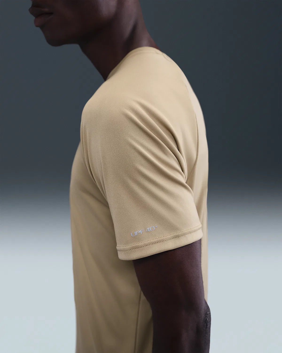 Мужская футболка Nike Swim Hydroguard Essential Dri-FIT UV с коротким рукавом, Parachute Beige/Parachute Beige/Parachute Beige/White — фото 2