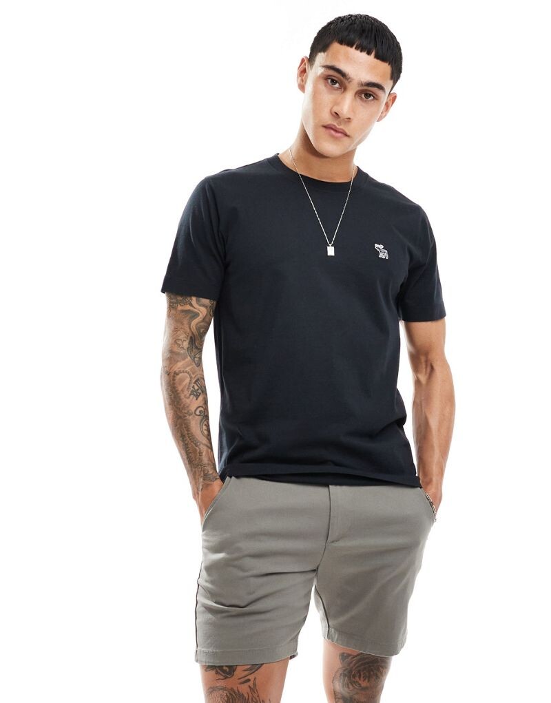 

Abercrombie & Fitch – черная футболка с рельефным логотипом